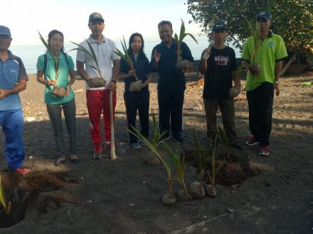 Penanaman Pohon Kelapa Gading di Hidden Beach, Desa Giri Emas Kecamatan Sawan kabupaten Buleleng